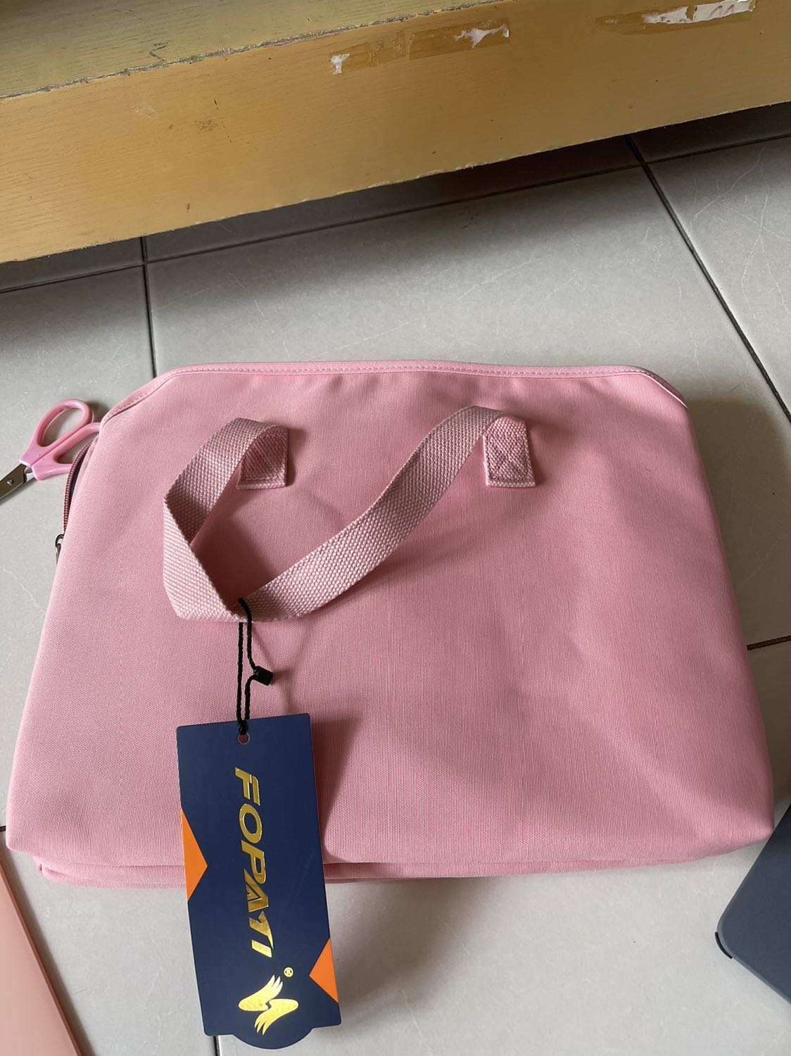 Túi cực xinh và rất giống mô tả sản phẩm. Miếng lót bên trong dày dặn. Lúc đầu mua cũng hồi hộp nhưng khi nhận hàng thì rất hài lòng. Sẽ mua ủng hộ shop thêm 1 túi nữa