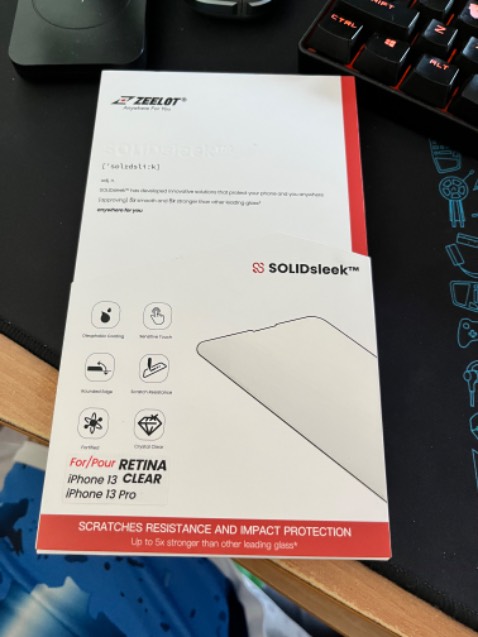 Kính trong cực kỳ luôn, dán vào nhận ra sáng hơn hẳn miếng của mipow