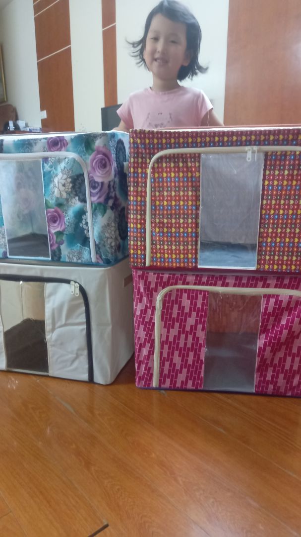 màu ngẫu nhiên nên nhìn cái nào cũng quê quê, mong shop thay đổi mẫu mã 
thấy cũng k có mùi lắm, chấp nhận được.
dựng lên thấy cũng chắc chắn nhưng các góc kiểu căng quá