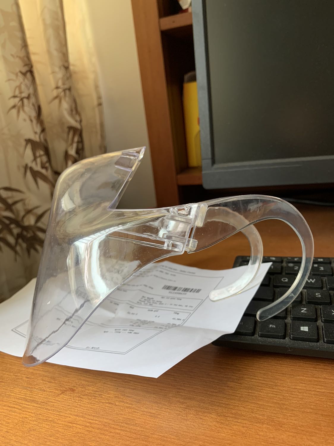 Hàng không đúng mẫu: mẫu là kính bảo hộ chống giọt bắn, chống bụi che hết khuôn mặt bảo vệ mắt toàn diện; hàng giao chỉ có che phần từ mũi trở xuống (không che phần mắt)
Nếu được thì đề nghị Shop đổi lại cho đúng mẫu.