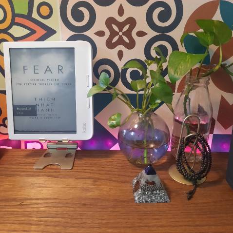 Dây đèn có sẵn băng keo, dễ dán. Đầu usb dễ sử dụng. Lúc đầu mình cứ sợ sẽ phức tạp, nhưng mua về dán 2ph + cắm điện là xong. Có điều remote hơi chậm nên phải kiên nhẫn chờ