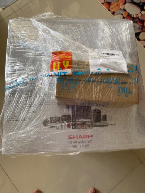 Gọn, dễ dùng,so với chiên dầu thì mất thời gian nhiều nhưng bù lại bếp sạch sẽ, nhà cửa không bị ám mùi. Nồi chiên cánh gà, sườn rất ngon. Mình dùng thêm giấy thấm dầu lót phía dưới nên làm vệ sinh cũng nhanh. Nếu bạn bận rộn thì mua nồi chiên không dầu sẽ rất tiện !