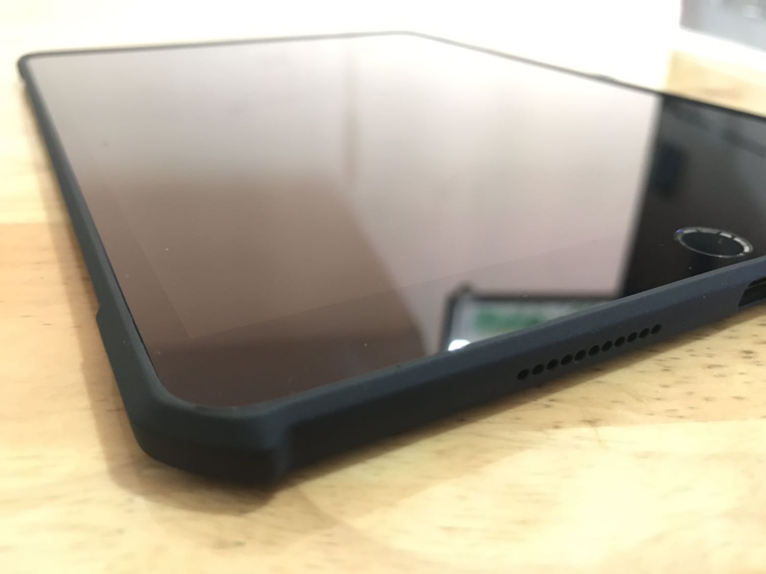 Mình đã dùng qua nhiều loại cover cho ipad, các đời, nhưng khi cầm trên tay sp xundd cho ipad air 3 này mình đã cảm thấy vô cùng thích. khi ốp vào lại càng ấn tượng. mình chọn viền đen, tiệp hoàn toàn với ipad air 3 space gray. viền cao su tạo cảm giác cầm thoải mái và chắc chắn, chống trượt, ốp nhựa trong suốt dày và trong giữ đúng màu của máy. ốp trong suốt theo thời gian sử dụng chắc sẽ có trầy xước nhưng ấn tượng ban đầu là rất hài lòng. tiki giao hàng đợt này nhanh hơn thời gian dự kiến.