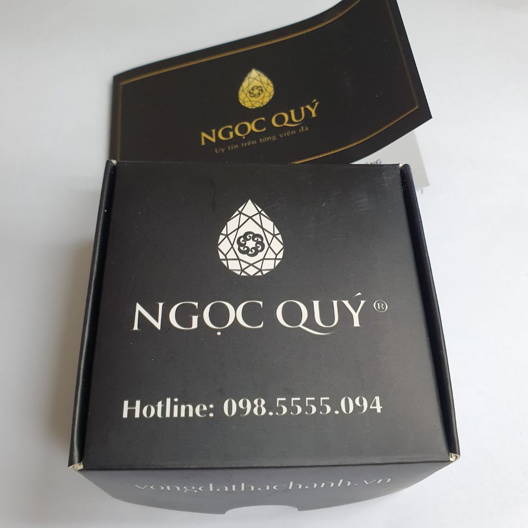 vòng rất đẹp nhé. hạt sáng. mình mua 6mm là vừa tay luôn tuy nhiên vòng hơi nhỏ, nên hơi thít vào da, hi vọng đeo lâu sẽ giãn ra một chút..có giấy bảo hành đầy đủ rất ok