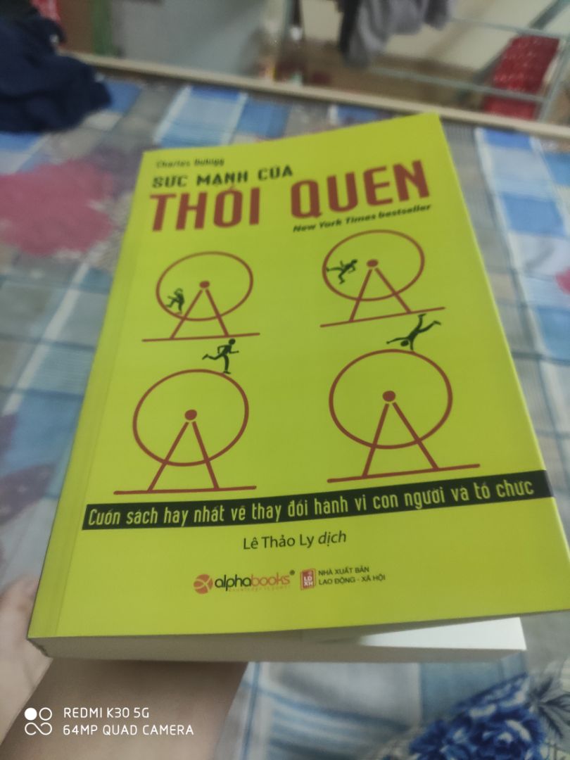 Nội dung thì không cần phải bình luận gì rồi nhưng mà chất lượng sách thì lật có mấy trang mà đã bung hết ra như thế này rồi, đã thế còn gặp shipper bố *** không có tiền lẻ thì không thèm thối lại nữa chứ. Chán