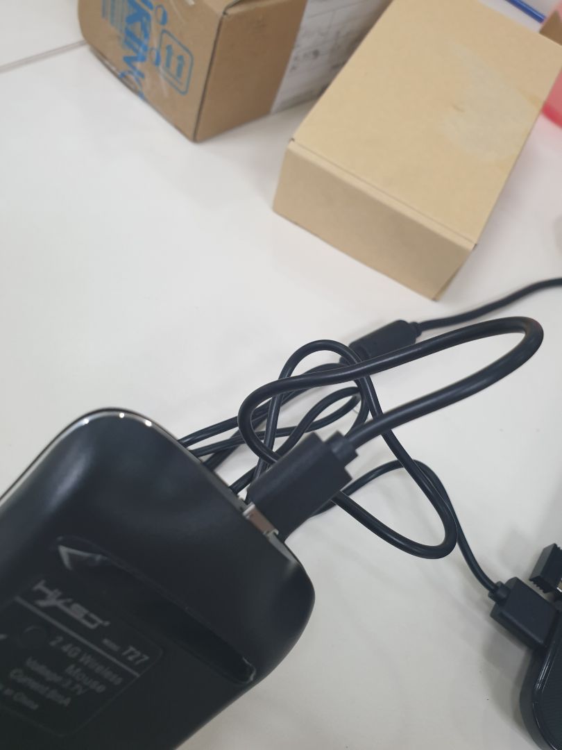 mới nhận sản phẩm bị lỗi, ko kết nối được
đèn phía dưới hư, dây sạc gắn vào chuột hỡ 1 khoản nhìn xấu