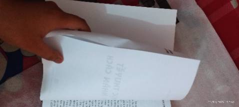 Đặt 3 cuốn thì cả 3 bìa ngoài đều dơ cả bụi lẫn dính keo nhưng bên trong thì: 
1 cuốn thì bth, đẹp, o có vấn đề gì hết.
1 cuốn bị dính trang với nhau là phồng bìa lên, lật từng trang thì có một vào trang dính vào nhau nhưng o phải keo. 
1 cuốn thì có 3 trang trắng bóc không có chữ đã v còn dơ ở 1 góc :)))))))