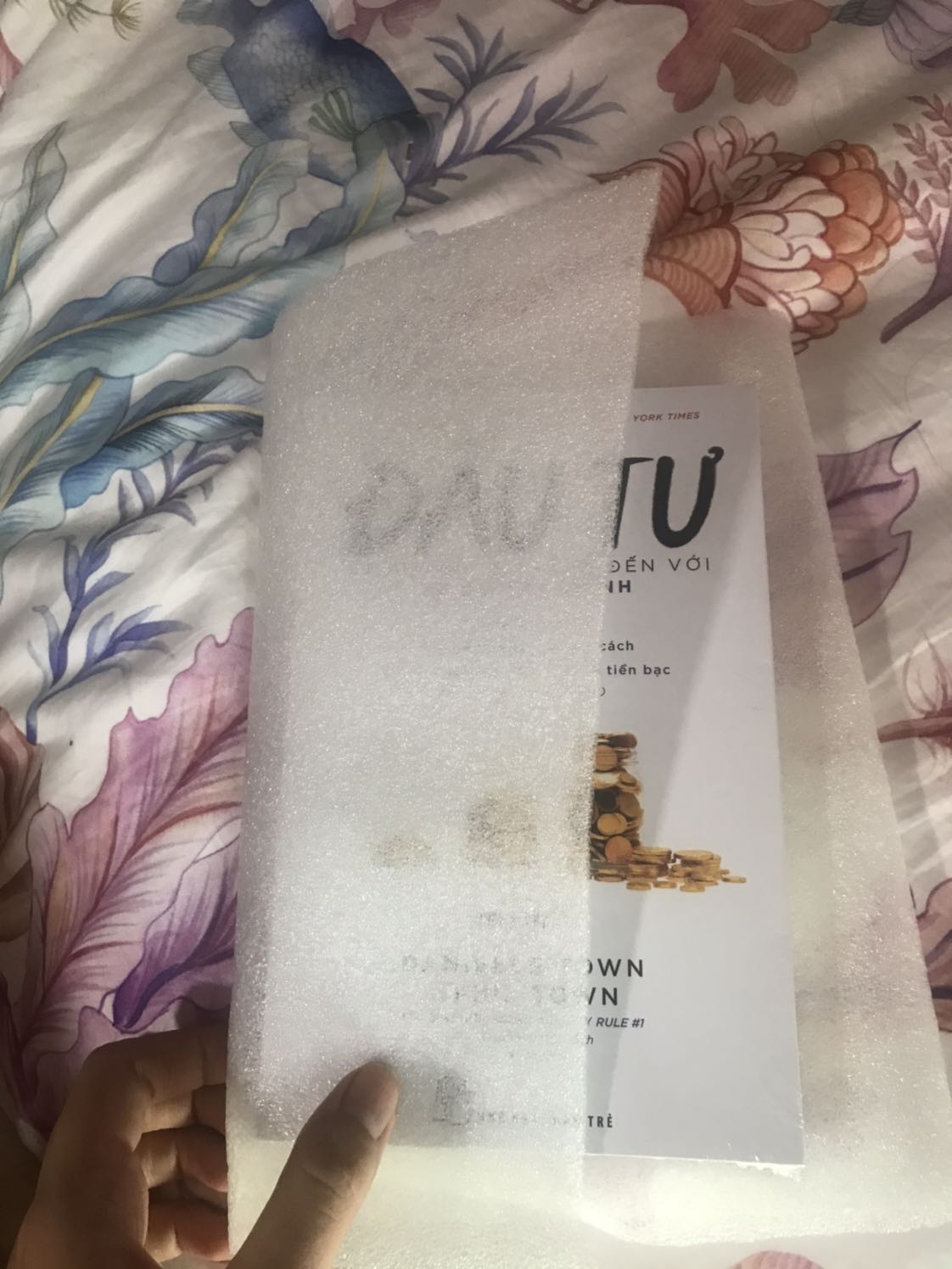 Tiki giao nhanh, trong vòng 1 ngày là nhận được rồi, và đóng gói cẩn thận. Tuy nhiên, sách bị bẩn ở bên trong lớp bóng kính nữa chứ không phải bên ngoài nên chắc là lỗi của bên NXB.