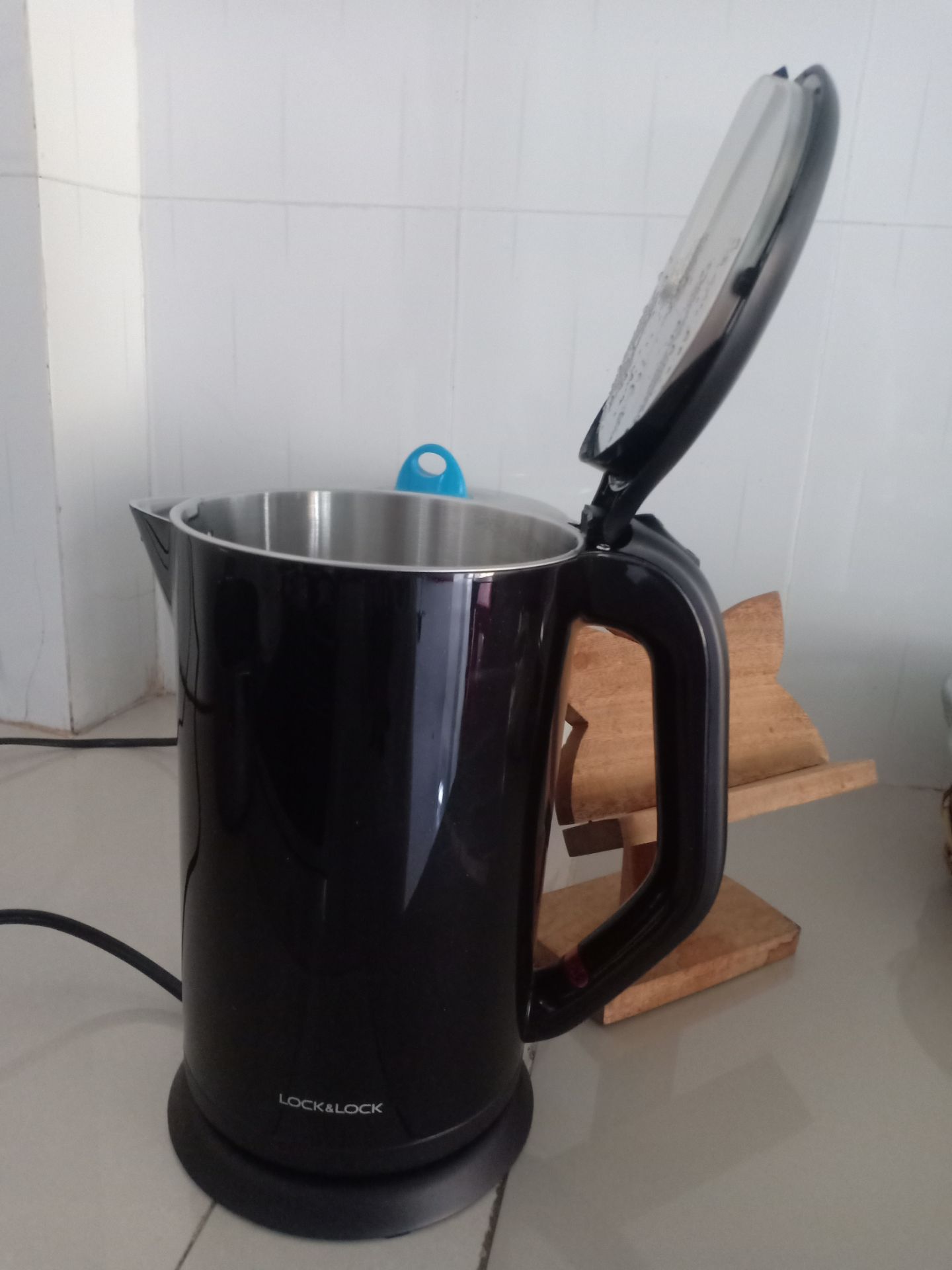 tiếng kêu cũng vừa, k phải là nhỏ. đun đầy bình cỡ 5p. lúc vừa mở nắm ra có tí mùi nhẹ, sau đó hết. dùng gần 2 tuần rồi thấy ổn cả nhe. nắp hơi khó mở, nhỡ mà gãy phần đó là nghỉ mở lun😂