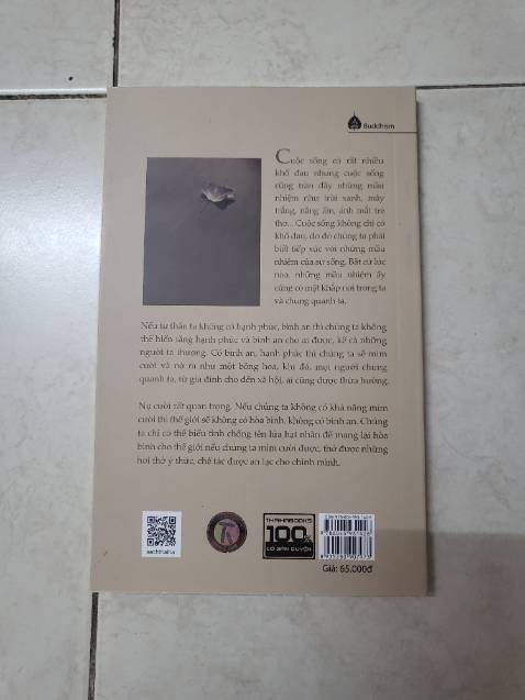 Nội dung mình chưa đọc, giấy in dày dặn, sách thơm, chữ rõ nét. Gáy sách cứng cáp và không hề cong vênh. Đóng gói có chống shock cẩn thận, hộp carton cứng cáp