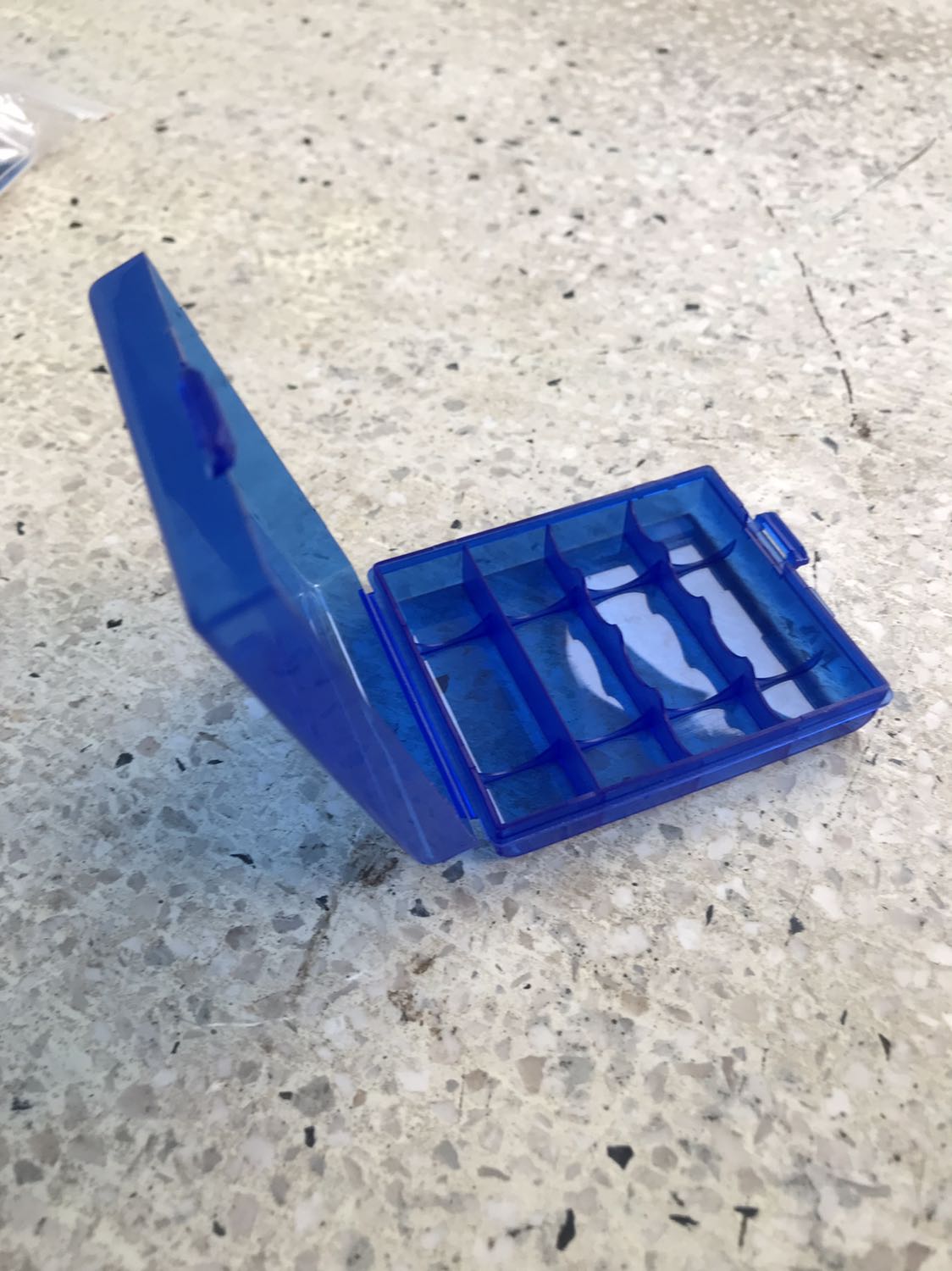 Hài lòng.

Hàng giao trễ một ngày so với dự kiến.

Sản phẩm được đóng gói cẩn thận, còn nguyên bao bì.

Tặng kèm hộp đựng pin cho mỗi sản phẩm.

Sẽ đánh giá lại sau khi sử dụng.