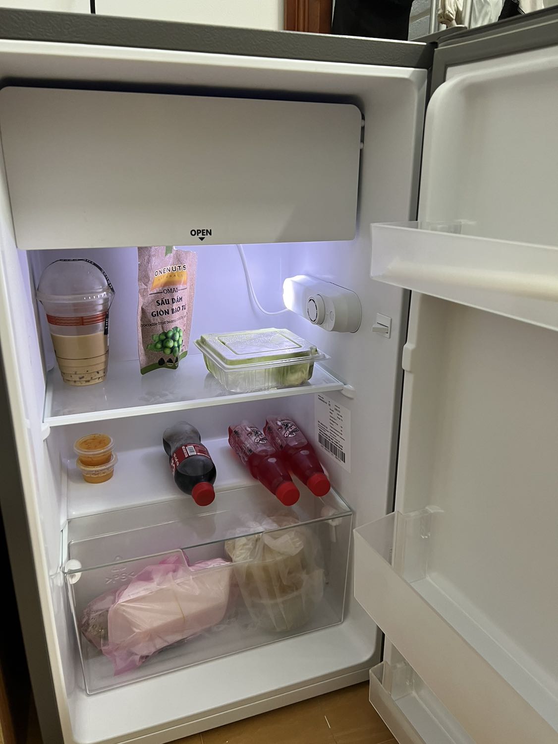 Giao hàng nhanh, thợ thân thiện vui vẻ, hỗ trợ bưng tới lên tầng 3. Sản phẩm khá đẹp có điều làm lạnh ở mức 4 (mức khuyến cáo TB) thì có hơi chưa đủ đô, mn nên xài ở mức 5, máy lúc hoạt động có phát ra tiếng ồn nha nhưng mức chịu được, xài nhìn chung okela