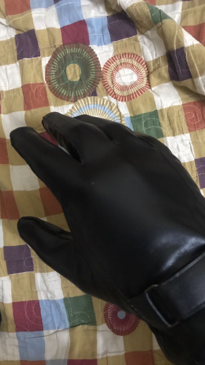 Gang tay đẹp. Da bóngđộ co giãn tốt. Đường may chắc chắn. Thiết kế được biệt cho phép thoải mái dùng điện thoại cảm ứng luôn. Găng tay ấm tiện dùng. Lớp bên trong giống như nhung ấy đeo rất dễ chịu và ấm, không có cảm giác cấn tay. Sản phẩm tốt 5 sao.