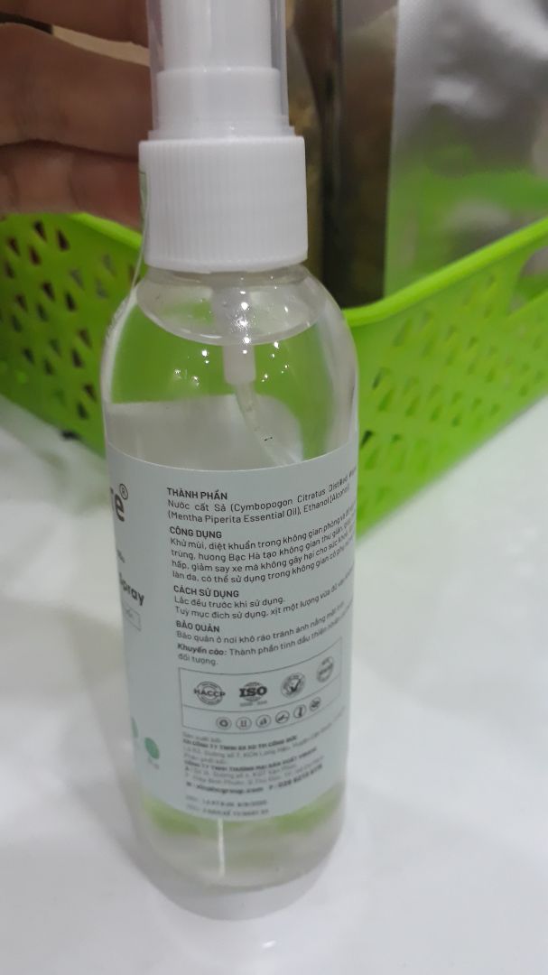 Ai mê mùi bạc hà thì tậu ngay em này nha. Tiện cực, mấy chai tinh dầu thì phải có máy khuếch tán mới xông đc, còn dạng chai xịt như này mang đi xịt đâu cũng đc. Mà thấy shop ghi thành phần có tinh dầu bạc hà nguyên chất nữa nên càng thích.