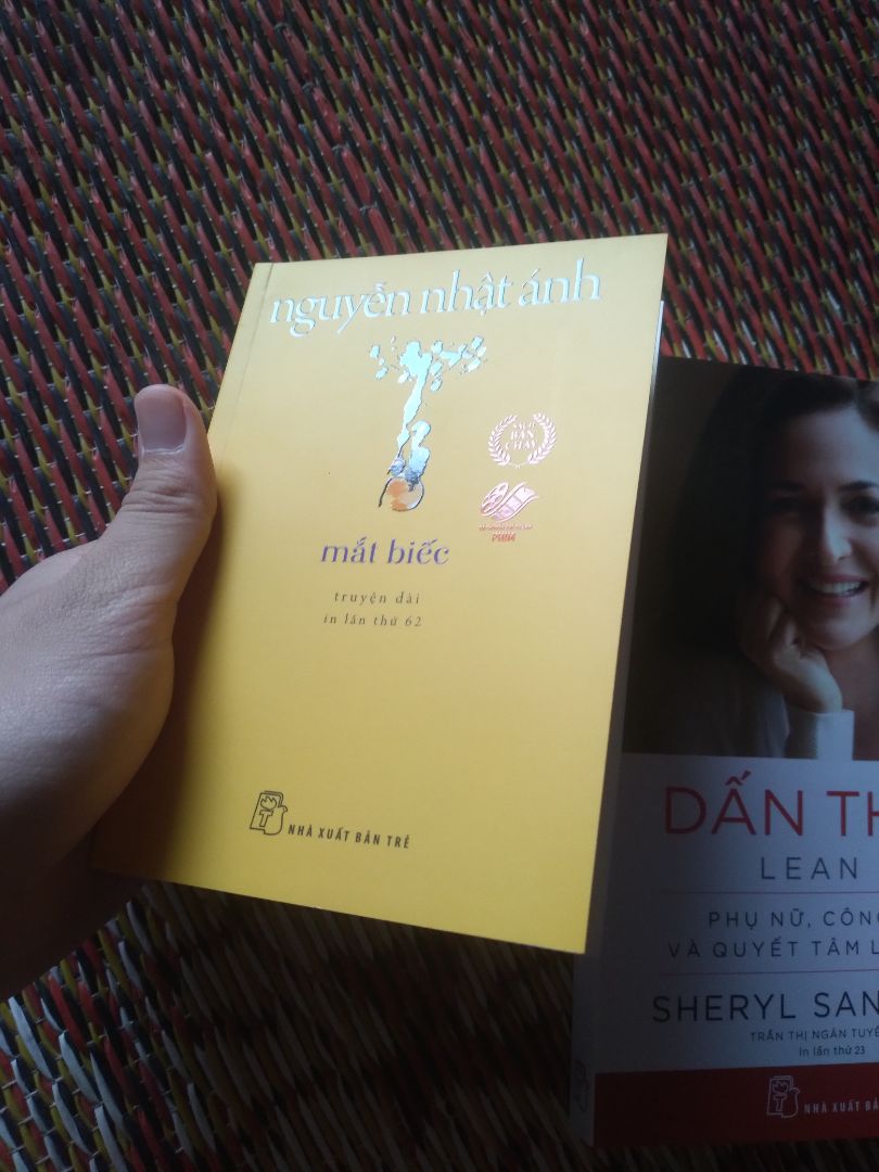 Sách giao đúng hẹn,được bọc chống sốc,hàng chính hãng,sách đẹp,dày dặn nhưng bị dính chút keo,sách nhỏ hơn mình nghĩ,nhìn qua giống thuốc lá:))