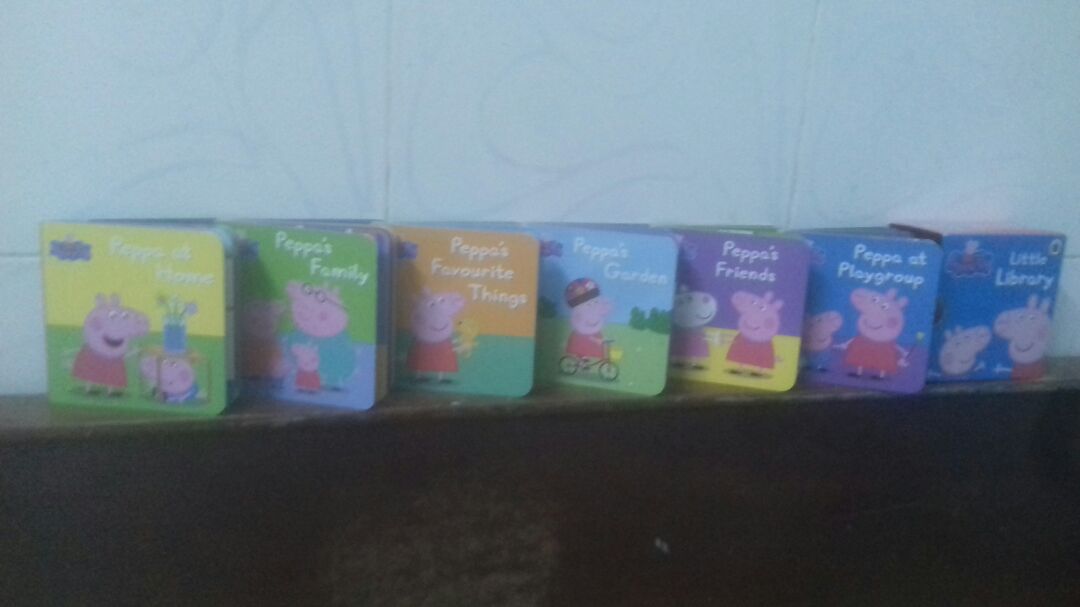 Bộ sách này vuông vức nhỏ nhắn, dễ mang theo khi đi cùng trẻ em. Sách không quá dày, gồm nhiều cuốn nhỏ, nội dung đơn giản, phù hợp để dạy các câu tiếng Anh đơn giản cho trẻ em. Còn về Tiki thì giao hơi lâu. Nhưng tổng thể chung là tốt.