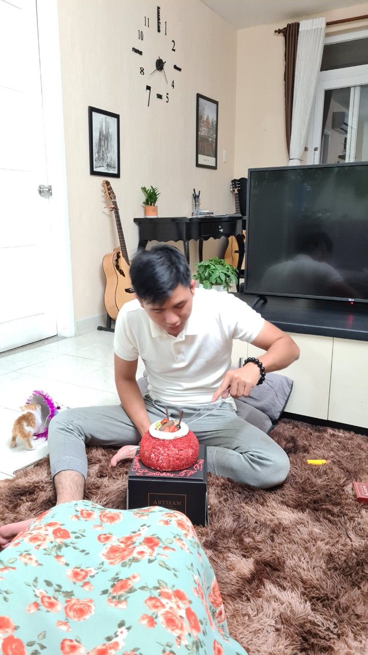 đẹp. mùi dễ chịu. màu đen. 15li to lắm. chỉ con trai mang được thôi