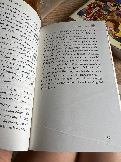 Nhân viên giao hàng rất chuyên nghiệp luôn liên hệ trước khi giao, trong khi giao và cả sau khi giao hàng xong. Khi gập sự cố mưa ngập đã gọi điện giải thích và xin phép giao vào hôm sau cụ thể. 10 điểm về phục vụ.
Mình hơi tụt mút chút xíu khi mở sách ra xem thì gặp ngay những trang sách bị giấy gấp nhăn, tuy không ảnh hưởng đến nội dung nhưng vân mong TiKi làm việc với nhà sách để sự cố nhỏ này sảy ra nữa. 
Kết lại rất hài lòng ❤️