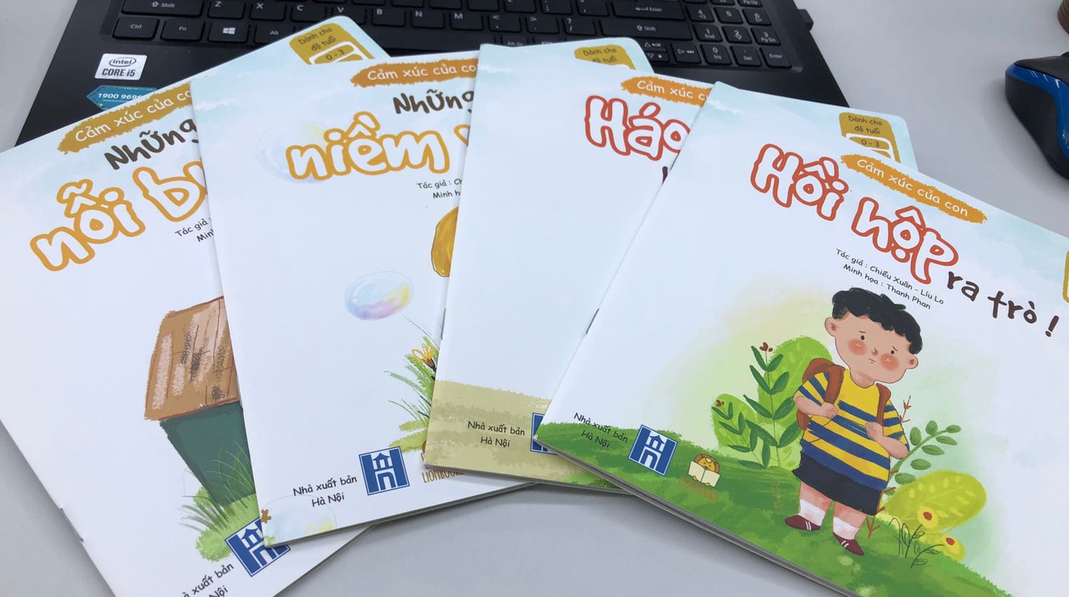 Đầu tiên về đóng gói, shop đóng gói sách rất cẩn thận và chỉn chu. Mình mở hộp ra cảm thấy vô cùng hài lòng.
Thứ hai về nội dung, 4 quyển sách có hình minh hoạ dễ thương lắm, các bài thơ và truyện cũng ngắn gọn, súc tích, dễ hiểu. Mình đánh giá rất cao Lionbooks vì đã đầu tư sáng tạo ra những sản phẩm thuần việt mà cũng rất thú vị cho các bé như thế này ạ. Sách rất phù hợp với lứa tuổi lên ba như bé nhà mình.