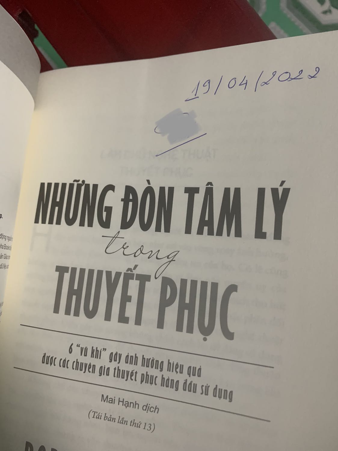 Nhận quyển sách, mở ra thì thấy sách nguyên vẹn, hài lòng về vận chuyển và sản phẩm.
Về nội dung mình đã đọc được chương 1 và 2. Theo cá nhân mình thấy nội dung khá hay, có những ví dụ minh hoạ để đọc giả dể hiểu, giải thích hiểu được những vấn đề trong giao tiếp, đàm phán, thoả thuận. Sách nên mua và đọc nha mọi người.