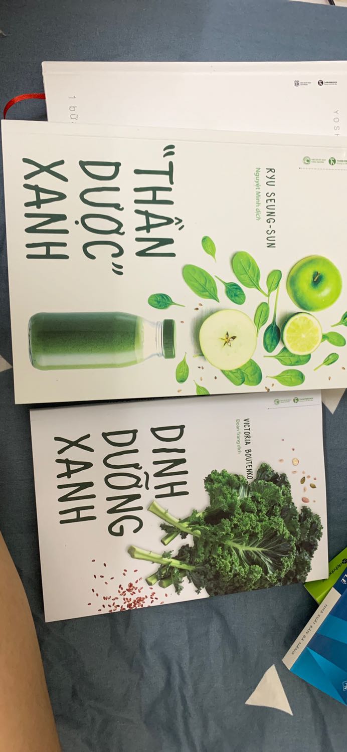 Sách thần dược xanh chỉ về những cách pha nước ép tốt cho từng cơ thể, nguyên liệu thì hơi khó kiếm ở VN nhưng bù lại sách rất có ích lại còn đep nữa
Dinh dưỡng xanh có mảng kiến thức rất hay về ăn uống rau xanh nên hợp với mấy chị công sở đi làm văn phòng làm đồ ăn mang theo