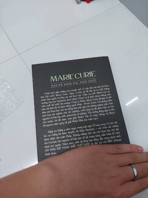 Giao hàng nhanh, đóng gói kĩ càng, sách hơi giống sách giả nhưng là thật nha, hơi mỏng nhưng cũng vừa để tìm hiểu về một nhà bác học cho những đứa lười đọc như toi🤗