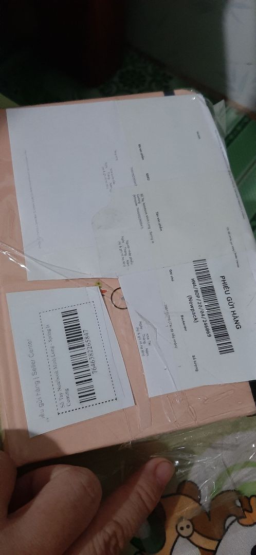 Hơi thất vọng, sổ giao cho mình bị xướt bìa, hên là bìa cứng, giấy chắc rách rồi, góc trên thì móp méo. Không biết ở khâu nào. Chất lượng phù hợp giá tiền giảm giá.