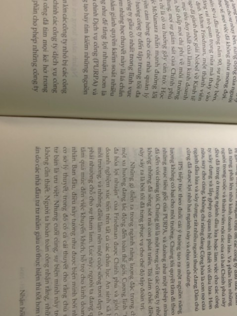 Quá thiếu chuyên nghiệp, sách thì cũ, không biết phải sách lậu không mà giấy mỏng lè thấy mặt bên kia, chữ lúc đậm lúc nhạt, gáy sách muốn bung hết cả ra, không hài lòng nha