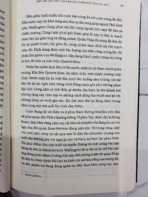 Sách hay. Miêu tả chi tiết trận đánh. Đọc sách cảm nhận như được sống trong giây phút của trận đánh. Góc nhìn rộng, cuốn hút, không đơn thuần là kể sử.