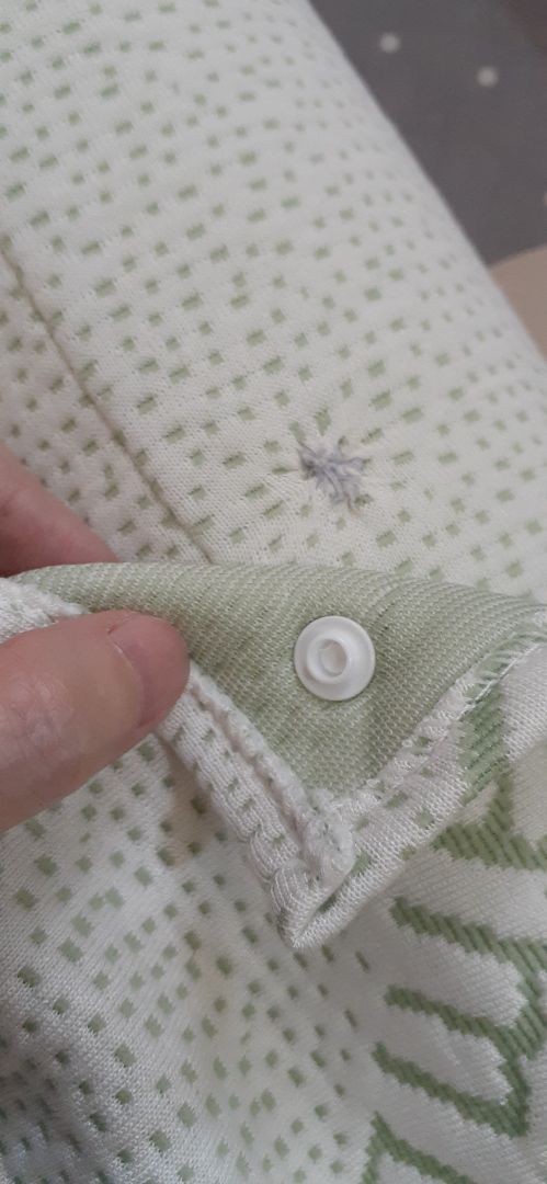 chất liệu hàng thì đẹp như hình ,đóng gói cẩn thận ,như bên trong lại đứt một khuy bấm làm mình lại phải khâu vào