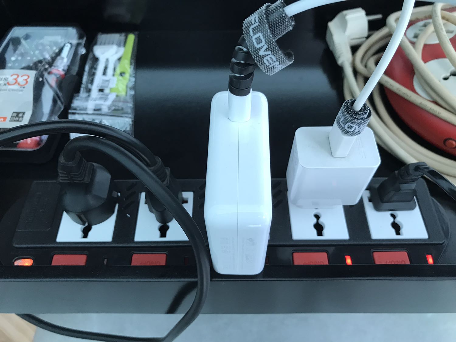 Mình đặt ổ màu trắng thì giao ổ màu đen, được cái là ổ cắm chắc chắn, xài tốt nên cũng ko sao, nhưng thiết nghĩ nếu shop cho chọn màu thì nên lấy đúng màu còn ko thì cứ để giao màu ngẫu nhiên cho khoẻ cả đôi bên á