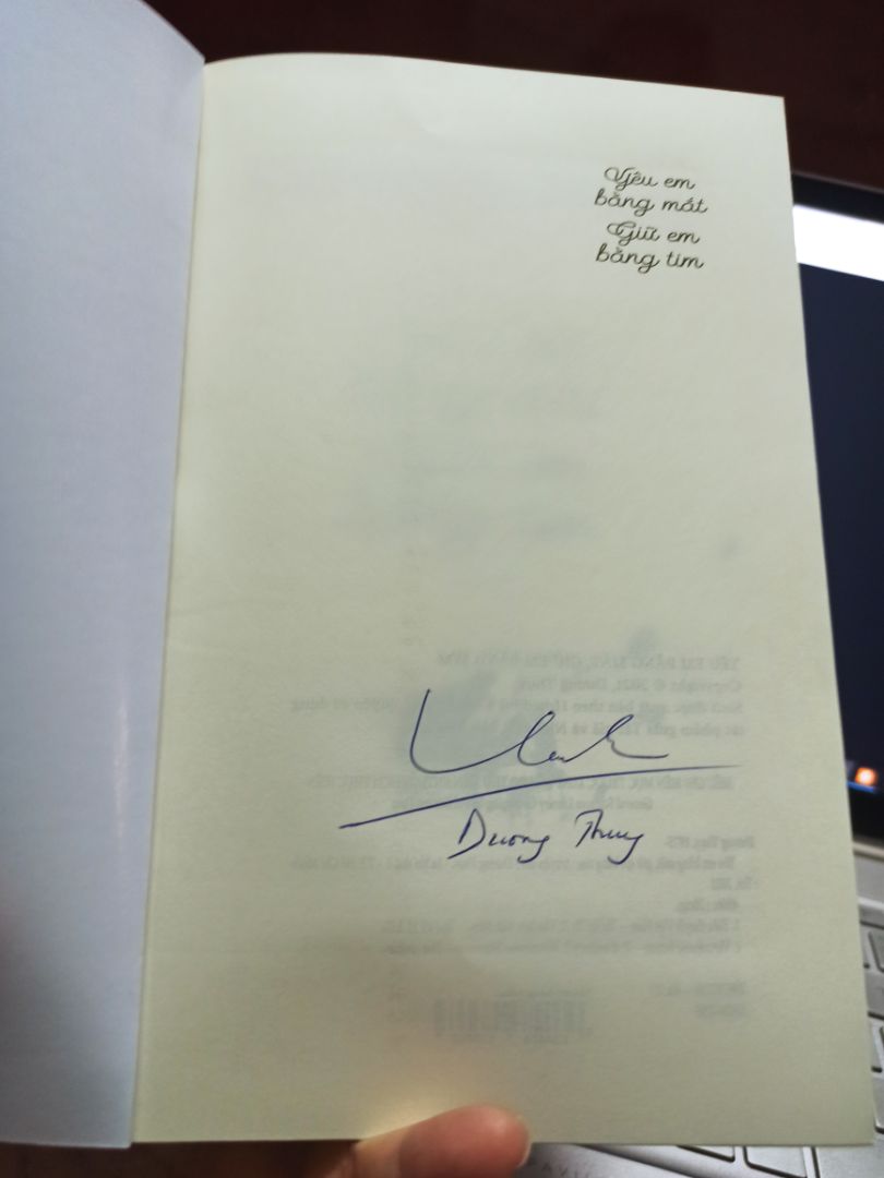 Quá vui vì mua được giá tốt mà còn có kèm chữ ký của tác giả nữa.