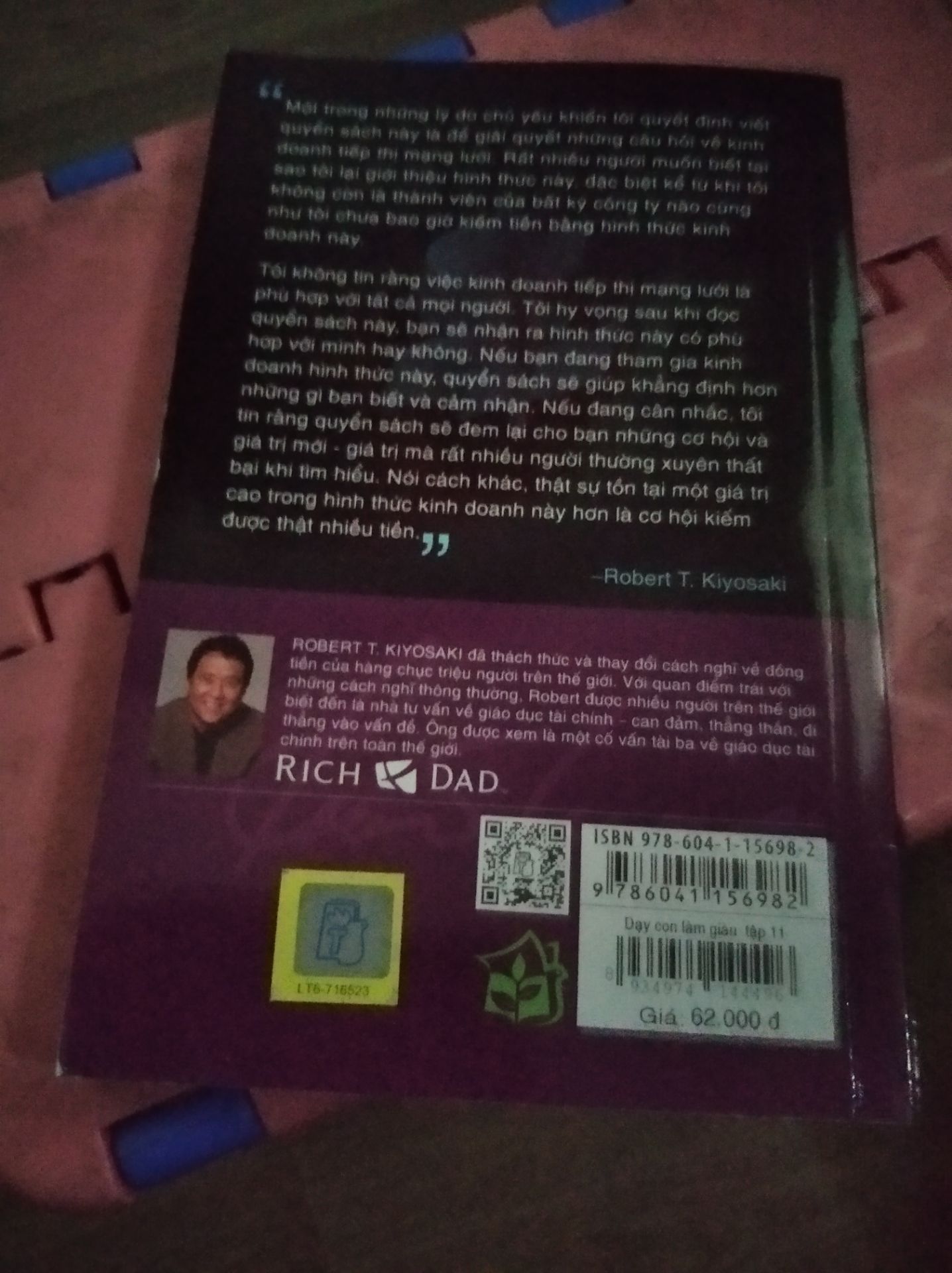 chưa đọc sách nhưng thấy cái phần đóng gói xu cà na quá ạ 😶 chú shipper thì đáng iu hết phần thiên hạ khỏi bàn rồi, sách thì mình cũng biết hay nên mới đặt nói chung là không vấn đề. NHƯNG nếu đóng gói ổn áp hơn xí thì trên cả tuyệt vời luôn í, nhìn sách tàn mình nhói :))) mong shop khắc phục nha