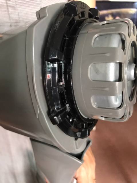 rất tin tưởng tiki nhưng lần này thì hơi nản. 
Lần 1: nhận về thấy hộp móp móp là nghi nghi, mở ra thì thấy bìa cactong cố định quạt ko đúng như hàng mới mà kiểu lấy ra bỏ vô đại nên kqua là thấy cái núm vặn giữ cánh quạt bị vỡ. phản hồi tiki cho thu hồi dù m bảo chỉ cần gởi lại núm khác cho m để đỡ công vc nhưng tiki nói cần thu về toàn bộ. OK thấy hài lòng.
Lần 2: hộp nhìn chung ko móp như L1, mở ra cũng thấy tốt nhưng cái bao nilong bọc phần động cơ bị trầy rách nhiều nên thấy nghi nghi. Mở ra kiểm tra thì vòng nhựa  giữ lồng quạt sau bị méo (như hình kèm theo), vỏ nhựa chụp phía sau của động cơ bị nứt, thiệt tình nản luôn. Lắp vào mà lắp kiểu rón rén sợ hư mà thiệt là cái vòng nó móp nên vặn cũng có chút khó khăn. cho chạy thử thì mạnh, hơi ồn.
Lần này nhận xét về khâu kiểm tra đóng gói của tiki đã xuống cấp thật, gới hàng L2 về ngoại quan và bên trong nhìn thì ok nhưng kiểu như lấy hàng bị hỏng vẫn giao cho khách. không kiểm tra kỹ hàng trước khi giao . 
Nếu tiki không sửa đổi về các khâu này thì chất lượng của tiki ngày càng đi xuống, cho dù chế độ hậu mãi của các bạn có tốt đến mấy nhưng khâu ban đầu đã kém thì mất dần uy tín với khách hàng, họ rất ngại đổi trả liên tục như vậy