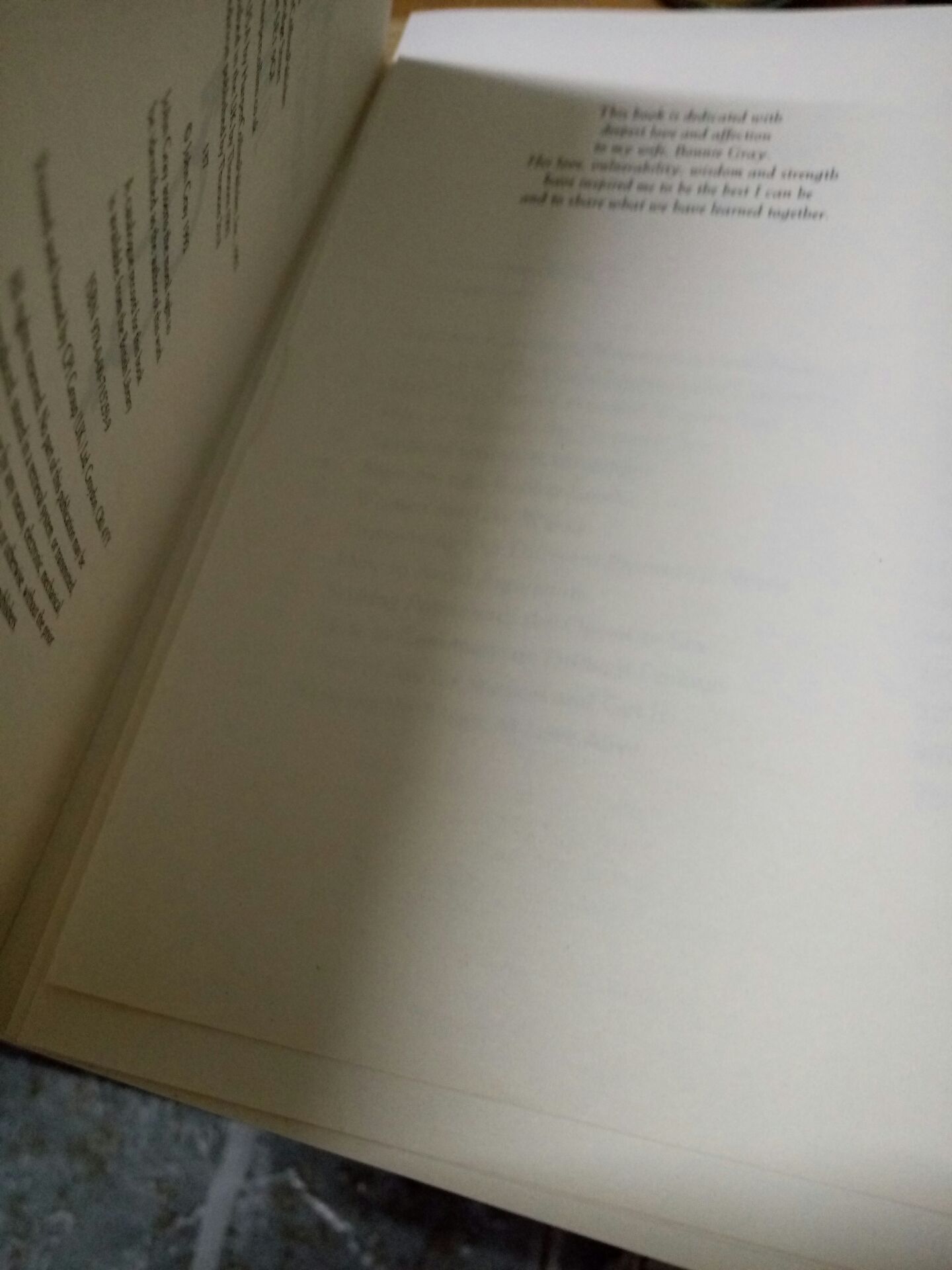 Mình chưa bao giờ phàn nàn về chất lượng sách của Tiki. Dù có một số sách mình mua mắc một số lỗi chính tả không đáng có thì mình không nói đến nhưng lần này với giá sách trên 200k mình mới nhận được chưa quá 3 ngày mà bị bung giấy như thế này là không chấp nhận được. Mong tiki chú ý và kiểm tra kĩ hơn về chất lượng giấy và các lỗi kĩ thuật không nên có. Sách như thế này thì làm sao mình yên tâm đặt hàng những lần kế tiếp.