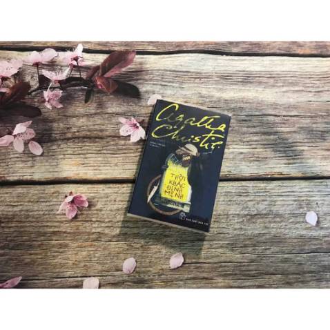 Mặc dù là fan của Agatha Christie nhưng phải nói là có vài điểm ở truyện của bà mà mình không thích lắm, đặc biệt là sự dong dài. 
Và Thời Khắc Định Mệnh là tác phẩm tiêu biểu cho sự dong dài của bà. Phải đến hơn nửa cuốn truyện thì cảnh sát mới có việc để làm. Mặc dù giới thiệu hoàn cảnh và nhận vật là điều cần thiết nhưng như thế này cũng quá mức dài dòng rồi.
Về phần vụ án, khá ngắn nên không có nhiều điều để nói. Bạn có thể đại khái đoán được hung thủ, tuy không chắc lắm, bởi động cơ gây án chỉ xuất hiện ở khúc cuối. Twist của Agatha vẫn đỉnh như mọi khi.
*Tình yêu sét đánh ở đoạn cuối thấy cứ kì kì.