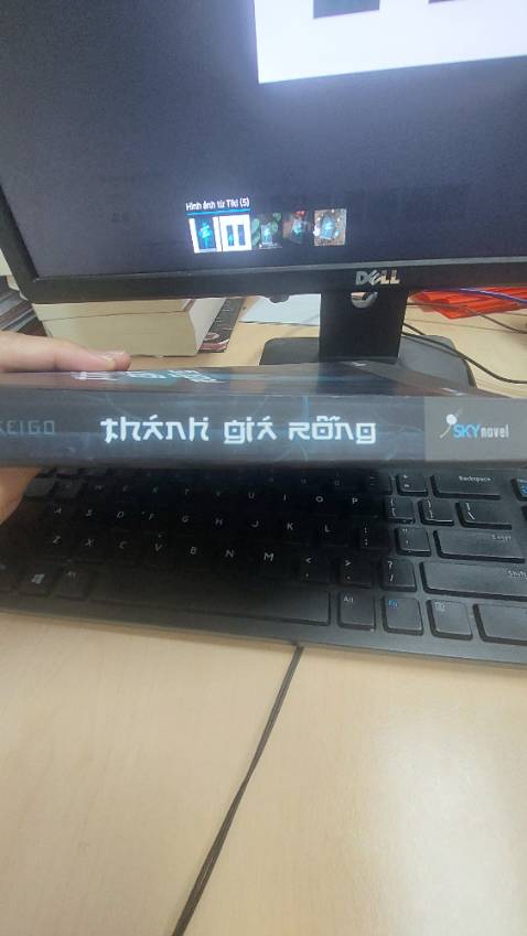 Khởi đầu từ 1 án mạng, bằng khả năng kể truyện tài tình, việc mô tả chi tiết hành vi, cảm xúc nhân vật trong từng tình huống, bối cảnh, Higashino Keigo đã triển khai một câu chuyện với đầy rẫy các bi kịch tiếp nối và đặt ra những vấn đề đạo đức gây nhức nhối tâm can độc giả.