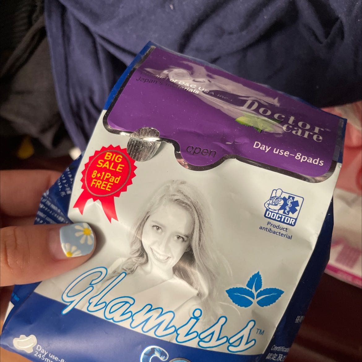 Mỏng . Mềm. Mát lạnh. Đôi khi thấy hơi mát quá :) đung cho ngày ít ok. Nhiều sẽ bị trào