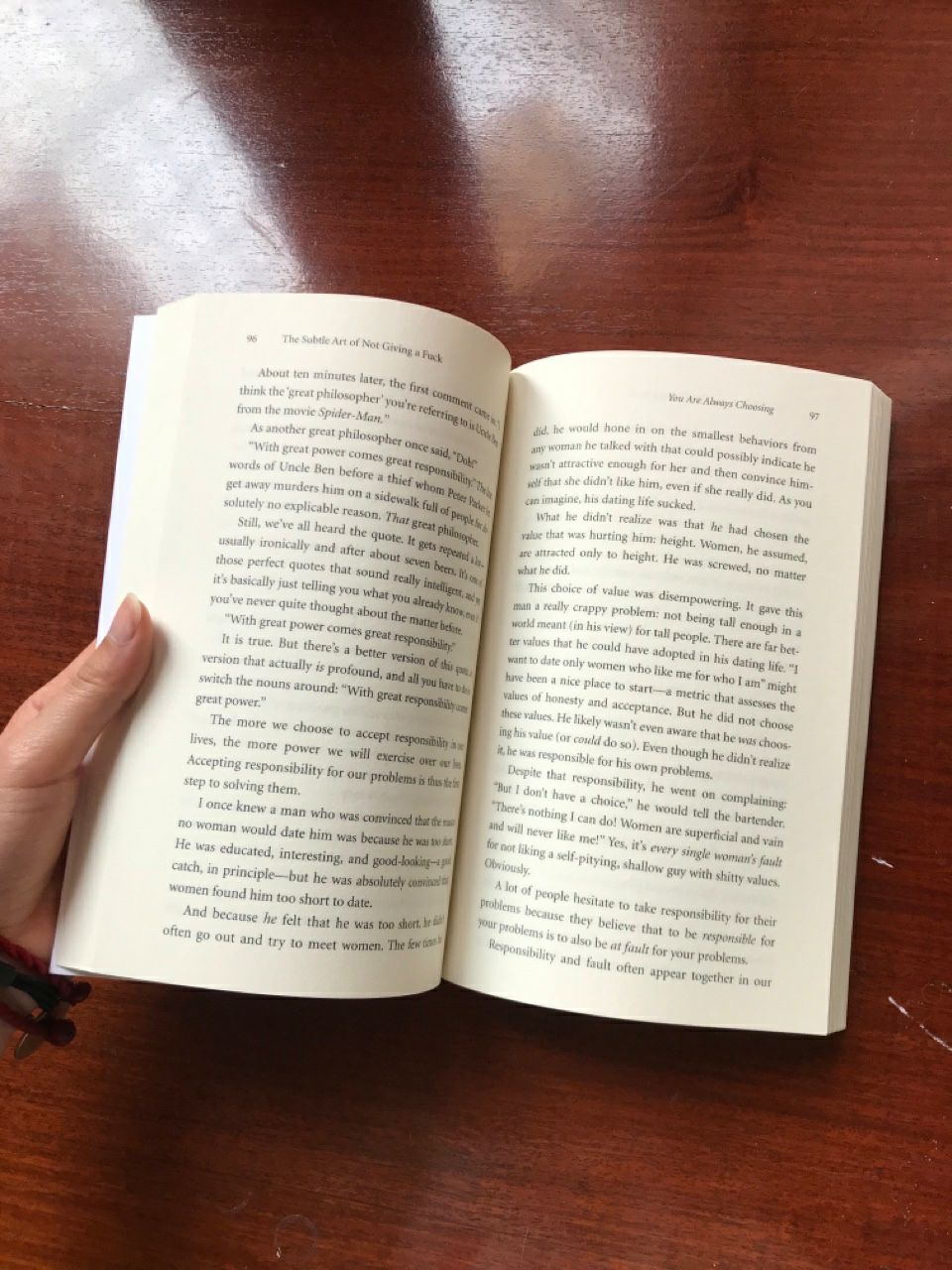 mình đặt hàng 9h tối ngày 7/3, dự kiến giao ngày 13/3 (gần 1 tuần sau) nhưng sáng sớm ngày 10/3 đã nhận rồi. Mình mua sale giá hơn 400 chỉ còn 200k, nhưng là của Fahasa giao, giờ mình thấy Tiki nâng giá lên 250k rồi còn Fahasa vẫn 200k. Sách bìa mềm, mới, đẹp, không cong quẹo gì cả. Chưa đọc nhưng nhìn đã thấy cực kì hài lòng.