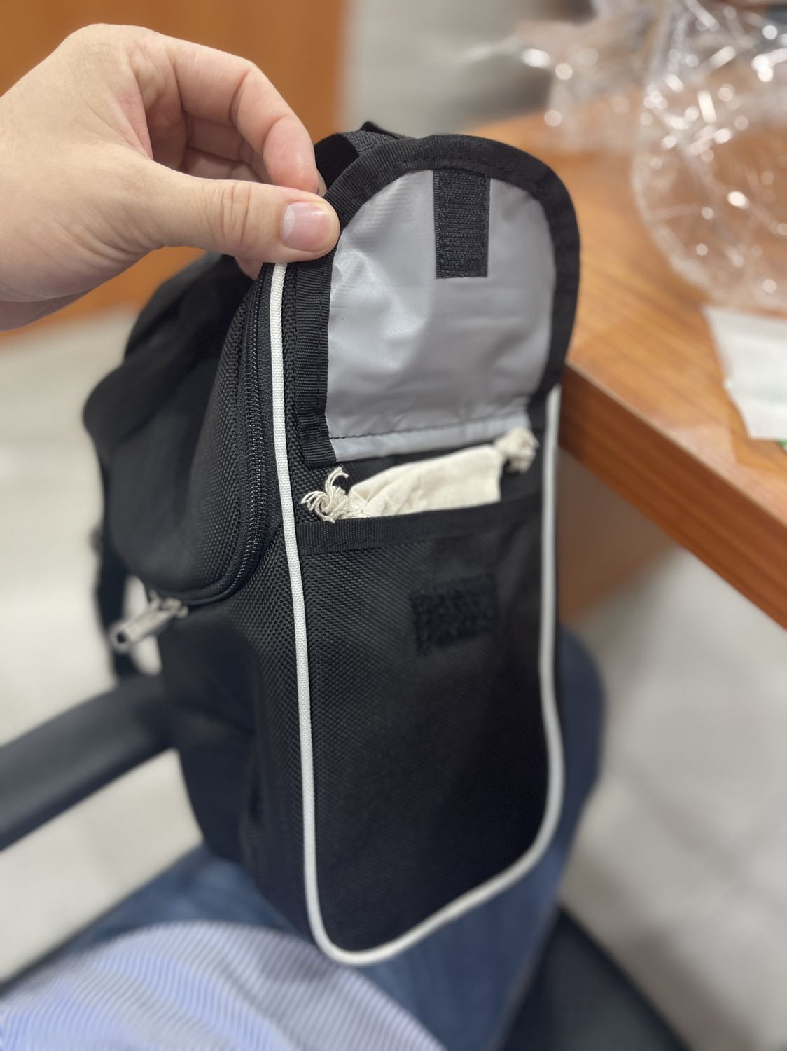 Quá ưng ý, đựng vừa 04 hộp vuông lock&lock luôn, cảm giác muốn mang túi đi làm kể cả k cần mang hộp cơm bên trong =))