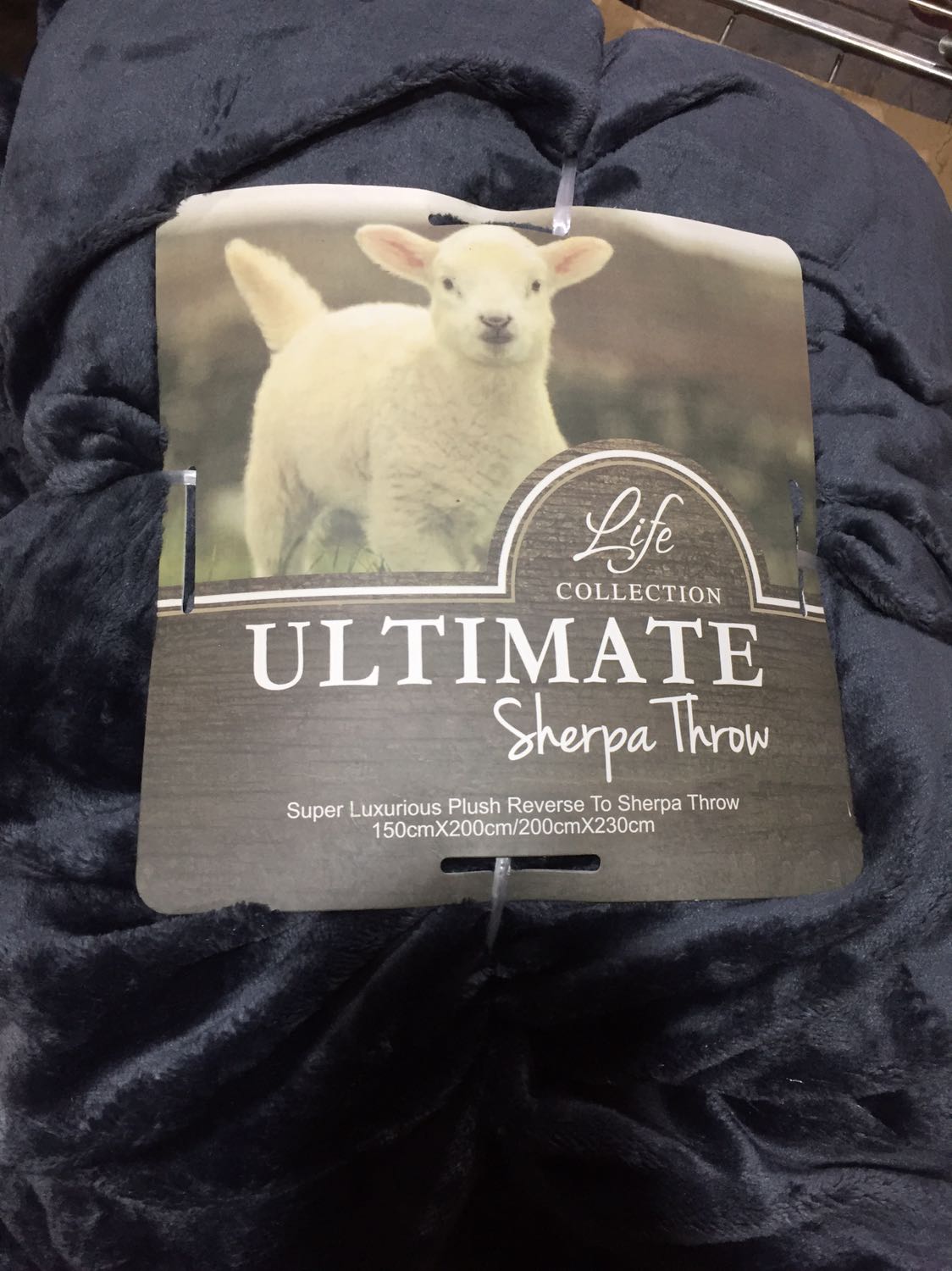 Nhận dc rất hài lòng ! Sờ thôi thấy mịn lắm luôn ... giờ mới biết còn nhiều màu nữa cơ ! Nhưng thôii ?