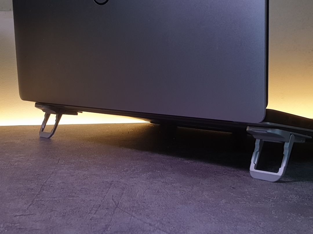 Sản phẩm tốt rất đẹp và tiện dụng tuy nhiên với dòng Dell 5520 của mình thì hơi khó dán, phải độ lại toàn bộ mặt keo do thiết kế của máy bo cong ở các cạnh. Không hiểu sao với keo zin khi dán lên con macbook thì dính rất chắc nhưng dán lên con dell thì lại không dính.