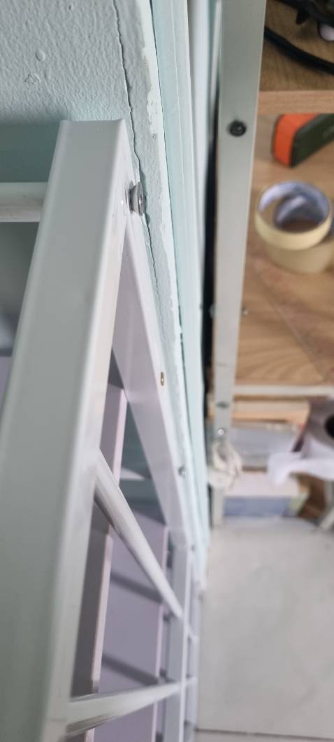 Về thẩm mỹ: Đẹp 9/10
Độ chắc chắn: khá ổn 8/10
Độ thiện: 6/10. Các đầu vít lồi lõm sau khi lắp.
Khá khó lắp đặt. Nữ mà mua về thì nên nhờ bạn nam lắp đặt giúp.