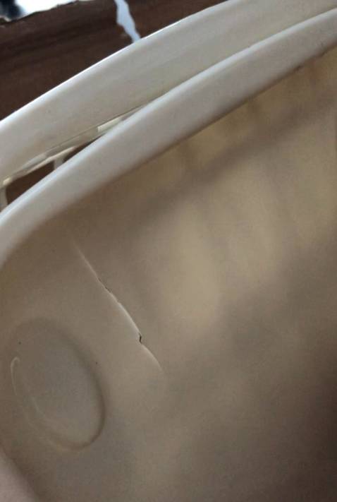 Khay giao bị nứt, đã liên hệ tiki care để đổi hàng, phía tiki đã lấy hàng rồi và hẹn xử lý trong 3 ngày làm việc nhưng tính tới nay đã hơn 1 tuần mà không thấy thông báo gì, quá chậm trễ. Trước giờ đặt hàng tiki rất nhiều nhưng lần này quá thất vọng.