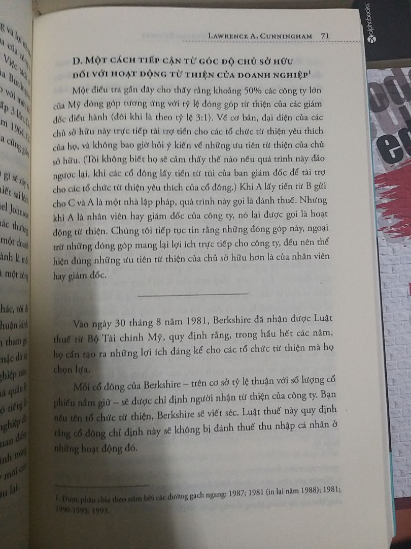 Cuốn sách đã cô đọng tất cả tinh hoa trong triết lý đầu tư của Buffet.Khác với nh cuốn sách khi tập trung quá nh vào cs riêng,các câu chuyện của doanh nghiệp.Đây là cuốn chỉ cho cta thấy triết lý đầu tư,về sự hiểu biết và quan điểm,nguyên tắc về đầu tư,mua bán ck,quản trị,mua bán sáp nhập...