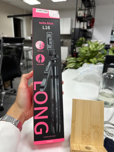 Chất liệu cứng cáp, cầm chắc tay, giao hàng cẩn thận, có miếng điều chỉnh bằng bluetooh để chụp từ xa dễ dàng. giao Tikinow rất nhanh, đặt 22h hôm trước thì 10h sáng hôm sau có hàng (2 tiếng giờ hành chính). Điểm cộng là cái hộp bỏ vừa cốp xe ga nhỏ như Vision sướng lắm. Điểm trừ là tờ hướng dẫn sử dụng bằng tiếng việt quá mờ không đọc được nha shop.