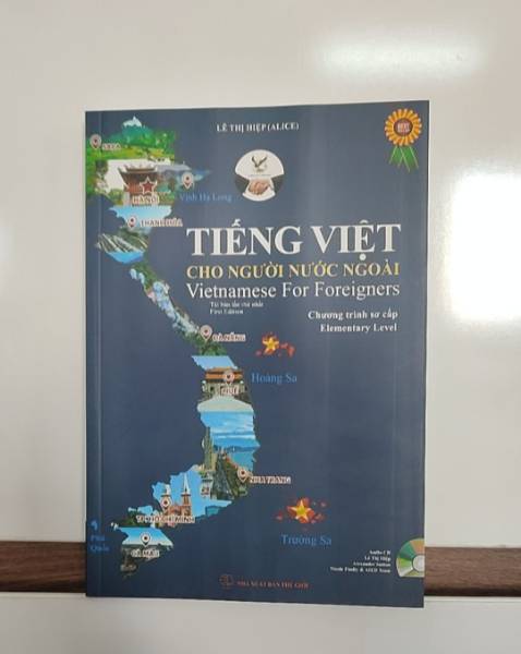 Sách rất phù hợp với người bắt đầu học tiếng Việt, giải thích ngữ pháp cặn kẽ, có phần ôn lại và luyện tập thực hành theo. Sách kèm theo CD nên thuận tiện cho  việc nghe và luyện nói. Bọc hàng cẩn thận, giao hàng nhanh