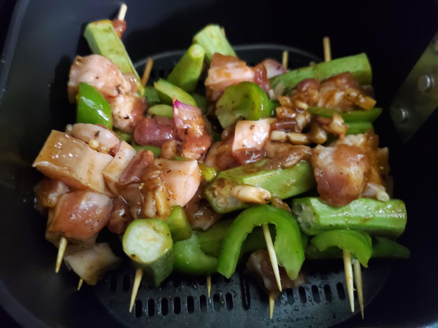 Mình tin dùng philips hơn so với lock lock gì đó vì dù sao đồ thương hiệu lâu năm, kích thước nhỏ gọn hơn công suất nhỏ hơn so cùng giá tiền thì nhiều bạn chọn lock lọck, nhưng kinh nghiệm nấu ăn thì mình thấy bếp nhỏ dung tích nhỏ công suất nhỏ nấu nhanh hơn kèm theo tiết kiệm điện hơn, mình nướng thịt xiên 10ph thì thịt đã chín, tuy chưa giòn da lăms nhưng rất ngon so với mình hay nướng bằng vi sóng trước đây