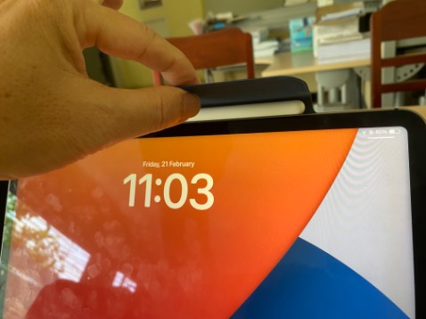 Vừa văn, nam châm hút chặt. Hoàn thiện trung bình. Thiết kế bị dư phần cover bút nên bị che màn hình. Tóm lại cũng OK.  Giá nếu 600 thì phù hợp