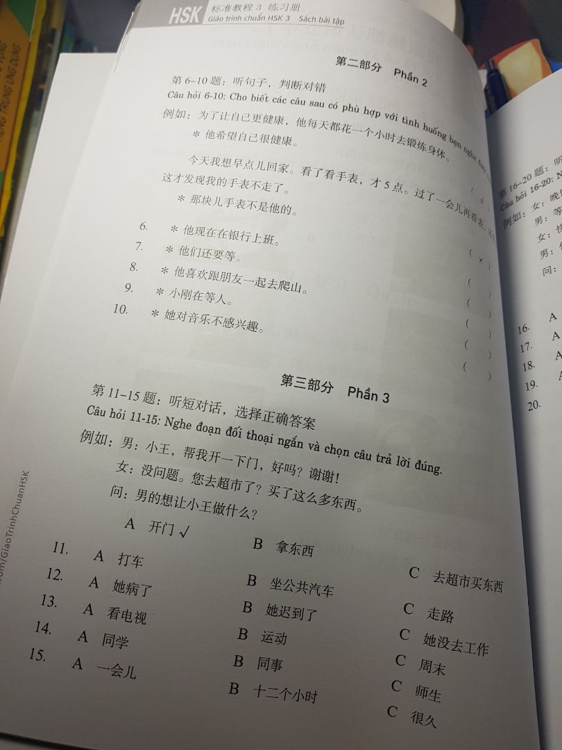 sách bài tập bìa cứng, bên trong màu trắng đen, nếu được in màu thì đẹp hơn , dễ xem hơn.bên vận chuyển lâu quá, mình đặt một lượt với shop kia mà hôm trước hôm sau nhận, còn shop này 4 5 ngày mới nhận đc. sách bài tập bìa cứng, bên trong màu trắng đen, nếu được in màu thì đẹp hơn , dễ xem hơn.bên vận chuyển lâu quá, mình đặt một lượt với shop kia mà hôm trước hôm sau nhận, còn shop này 4 5 ngày mới nhận đc.